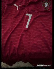 MI HNO A MI CHIQUILLA YA NO LLORES ESTA ABAJO DEL COLCHÓN LA INDUMENTARIA DE CRISTIANO  RONALDO SOLO TE HICE UNS JUGARRETA BROMA YO SE QUE MESSI NO TE GUSTA NI AGUANTAS NADA MI HERMANO A MI LO A LA OTRA ME DA UN INFARTO SON CULPABLES DE QUE ME VAYA MORIR