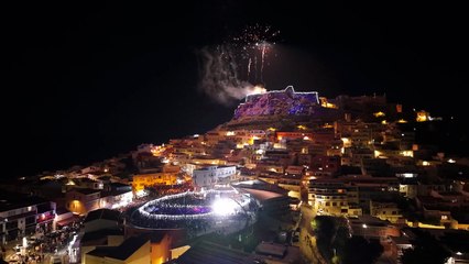 Castelsardo, la magia dei fuochi d'artificio visti dal drone: lo spettacolo emoziona