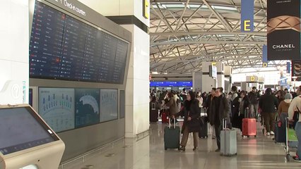 ’병오년’ 새해 첫날 해외로!...인천공항 출국객 북적 / YTN