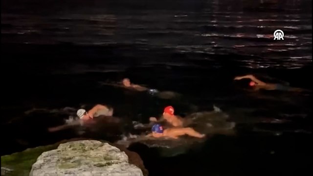 İstanbul'da bir grup yeni yıla denizde yüzerek girdi