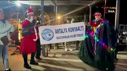 Antalya'de ritüel bozulmadı, deniz tutkunları 2026'ya da denizde girdi