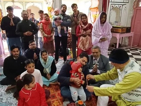 मंदिरों में दर्शन के लिए पहुंचे लोग
