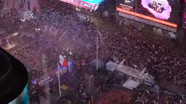 뉴욕 타임스퀘어 볼 드롭 보며 백만 명 새해 맞이해...미국 건국 250주년 기념 / YTN