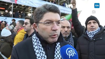 Adalet Bakanı Yılmaz Tunç, Filistin'e destek için Galata Köprüsü'nde düzenlenen yürüyüşe katıldı