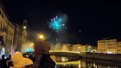 Capodanno a Pisa, lo spettacolo dei fuochi d'artificio sul lungarno