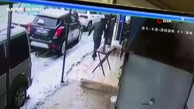 Kar yağışından dolayı kayganlaşan zemine ayağını atan yerle bir oldu, geriye bu anlar kaldı