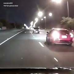 ระทึก เก๋งซิ่งแซงซ้ายชนรถบรรทุกกลับรถโครมสนั่น !