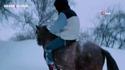 Van’da kar yağışı vatandaşların boyunu da aştı