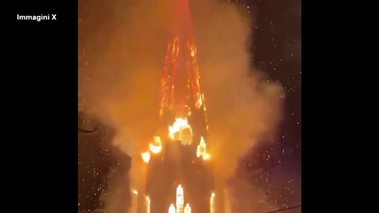 Brucia chiesa in centro ad Amsterdam: crolla il campanile