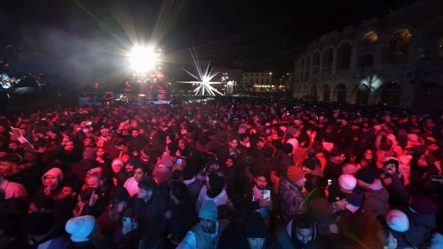 Verona, la festa di Capodanno in piazza Bra: musica, balli e lanterne cinesi