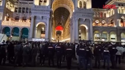 Capodanno 2026 a Milano, le forze dell'ordine sgombrano piazza del Duomo prima dello scoccare della mezzanotte: il video