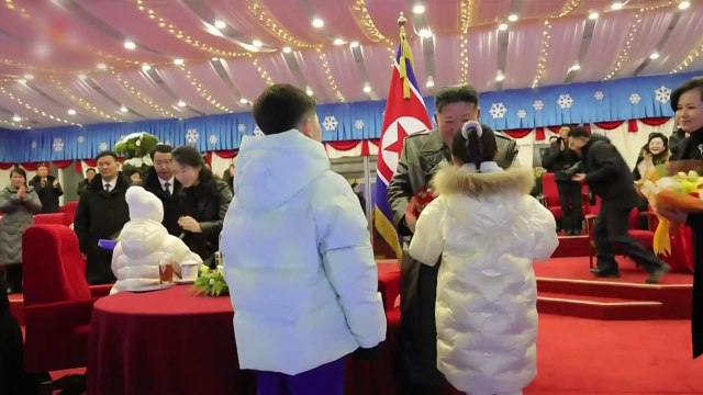 김정은에 ’볼 뽀뽀’한 주애...김여정 자녀도 노출 / YTN