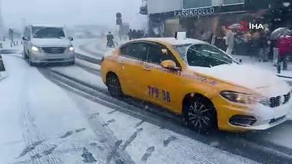 İstanbul'da yeniden kar yağışı başladı! AKOM son tahminleri açıkladı