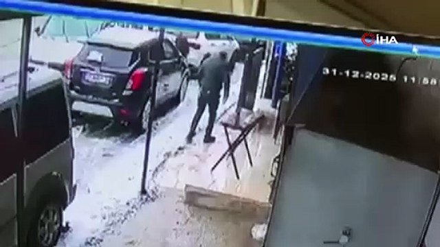 Kar yağışından dolayı kayganlaşan zemine ayağını atan yerle bir oldu