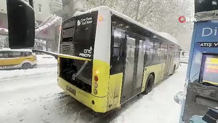 Diyarbakır'da iki gündür devam eden kar trafiği felç etti