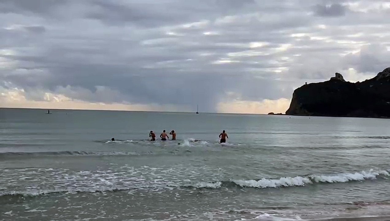 Capodanno, temerari sfidano il freddo e l'acqua gelida: primo tuffo dell'anno al Poetto