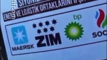 TÜGVA Galata Köprüsü yürüyüşünde pankart krizi: İsrail’e sevkiyat yaptığı iddia edilen ZIM gemisi ve İsrail’le enerji ticareti nedeniyle hedefteki SOCAR’ı protesto eden pankartlarla gelen bir grup genç alana alınmadı.