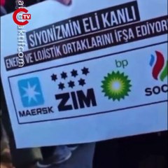 TÜGVA Galata Köprüsü yürüyüşünde pankart krizi: İsrail’e sevkiyat yaptığı iddia edilen ZIM gemisi ve İsrail’le enerji ticareti nedeniyle hedefteki SOCAR’ı protesto eden pankartlarla gelen bir grup genç alana alınmadı.