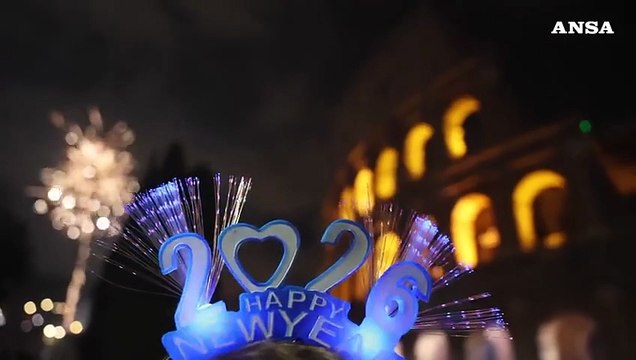Capodanno a Roma, il Colosseo bombardato dai fuochi d'artificio