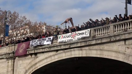 Capodanno, l'erede di Mister Ok si tuffa nel Tevere e dà il benvenuto al 2026: «Porto avanti la tradizione a costo di qualche sacrificio»