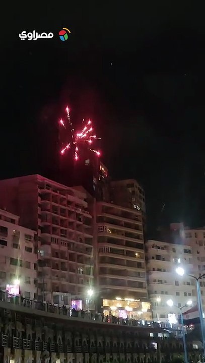 احتفالات راس السنه الجديده  من علي كوبري استانلي والعاب نارية مع تمام السنه الجديده