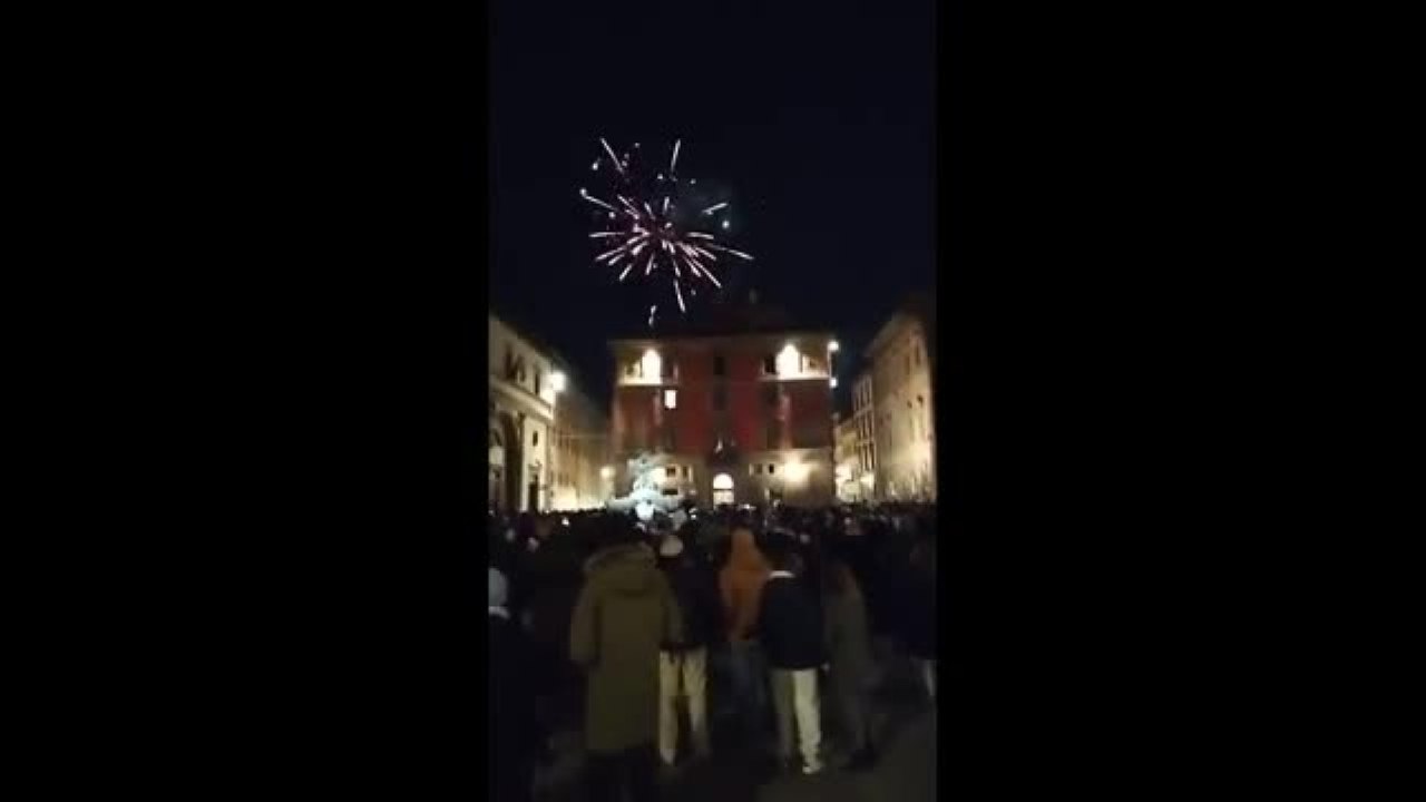 Firenze saluta il 2026: i fuochi d'artificio visti da piazza Santissima Annunziata