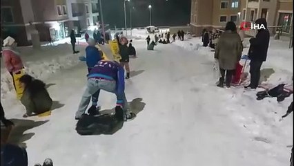 Beyaz örtü acıları unutturdu! Adıyaman Gölbaşı'nda kar şenliği: Deprem konutlarında çocuklar poşet ve leğenlerle pistin tozunu attı