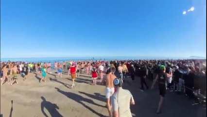 Riccione, il video del tuffo di Capodanno: in centinaia sfidano il freddo