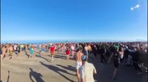 Riccione, il video del tuffo di Capodanno: in centinaia sfidano il freddo