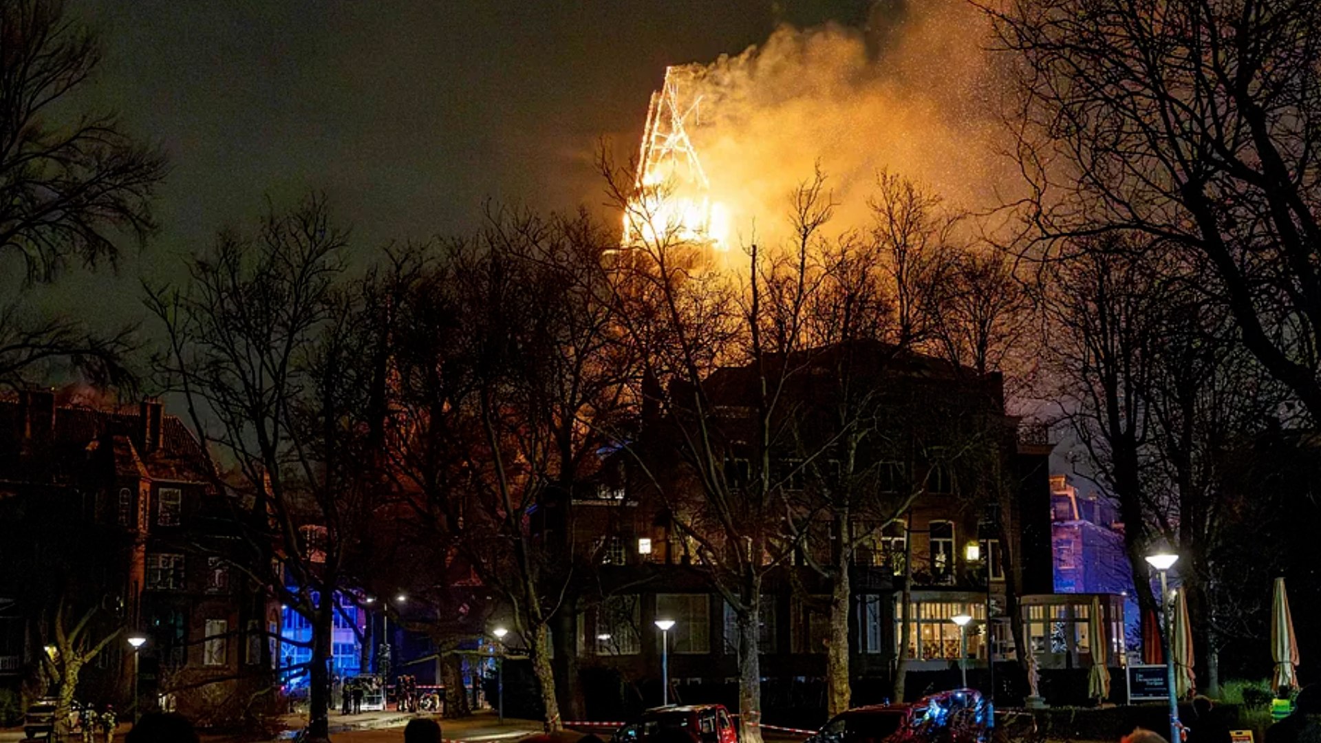 Un incendio destruy� la iglesia Vondelkerk de �msterdam, construida en 1872, en la madrugada del 1 de enero. La iglesia, conocida por su imponente torre de 50 metros, sufri� graves da�os, especialmente en su techo, mientras que la torre se desplom�. A pesar de los destrozos, las autoridades conf�an en que la estructura principal de la iglesia pueda mantenerse intacta. La causa del incendio a�n se encuentra bajo investigaci�n.

El incendio se produjo en medio de una Nochevieja convulsa en los Pa�ses Bajos, marcada por una ola de violencia en diversas ciudades. La presidenta del sindicato de la polic�a neerlandesa, Nine Kooiman, denunci� una violencia sin precedentes contra la polic�a y los servicios de emergencia. Kooiman, quien fue alcanzada por fuegos artificiales en varias ocasiones, tambi�n relat� los violentos incidentes ocurridos en Breda, donde se lanzaron c�cteles molotov a los agentes.

Adem�s, dos personas murieron por accidentes relacionados con fuegos artificiales. Un menor de 17 a�os y un hombre de 38 a�os perdieron la vida, mientras que tres personas m�s resultaron gravemente heridas. En el oeste de Alemania, tambi�n se registraron dos muertes en Bielefeld, debido a la manipulaci�n imprudente de artefactos pirot�cnicos artesanales.
