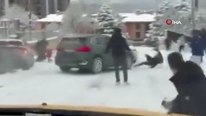 Bursa'da korku dolu anlar: Kayan araç vatandaşların arasına daldı