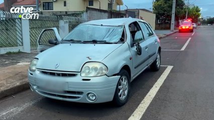 Carro capota após batida no Parque São Paulo em Cascavel