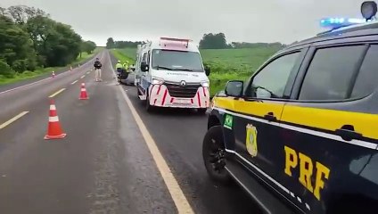 Capotamento deixa quatro pessoas feridas na BR-277, em Cascavel