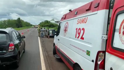 Colisão entre dois carros deixa três feridos na PR-323, em Umuarama