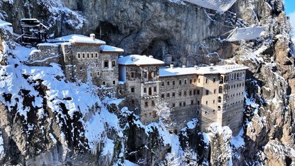 Karlar altındaki Sümela Manastırı ziyaretçi akınına uğruyor