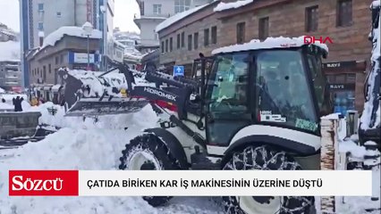 Çatıda biriken kar, iş makinesinin üzerine düştü