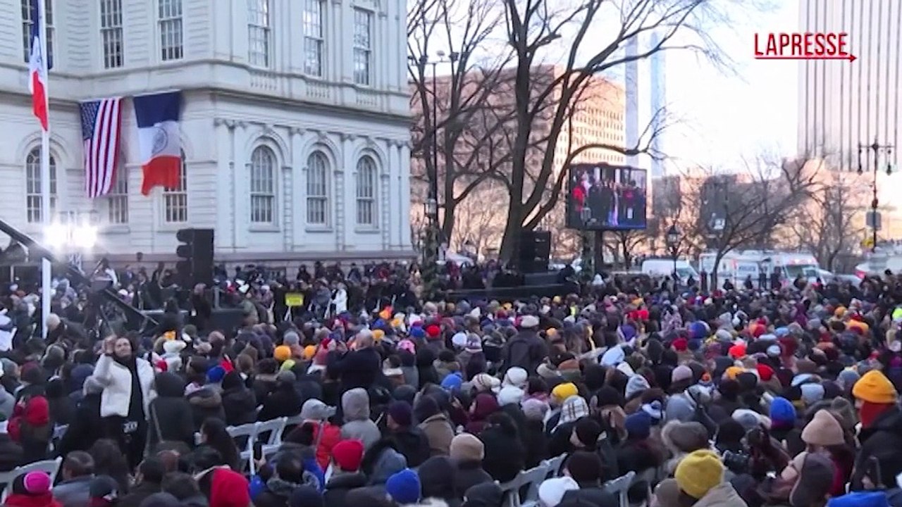 New York, Mamdani inizia il mandato da sindaco: "Saremo esempio per il mondo"