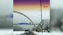 Bu da kar topu dayağı! Üst geçide çıkıp çocukları tekme tokat darbetti