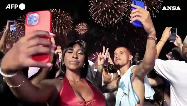 Capodanno in Brasile, lo spettacolo sulla spiaggia di Copacabana