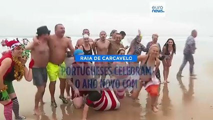 Portugueses celebram a chegada do novo ano com mergulho no mar