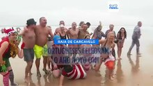Portugueses celebram a chegada do novo ano com mergulho no mar