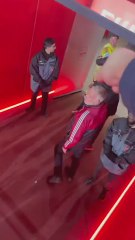 Dibu Martínez se encaró con los aficionados del Arsenal