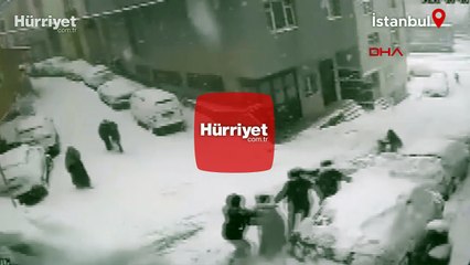 Kağıthane’de yokuştan kayan kamyonet kar topu oynayan çocuklara çarptı; kaza kamerada