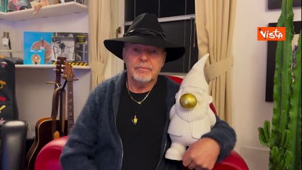 Gli auguri di Vasco Rossi con in braccio uno gnomo: Brindiamo al nuovo anno