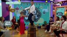 Alex Bi le hace sensual baile a la Maestra Resurrección