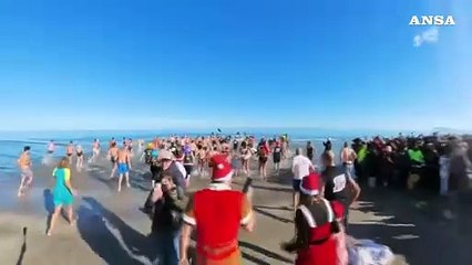 Capodanno a Riccione, in centinaia per il tradizionale bagno a mare