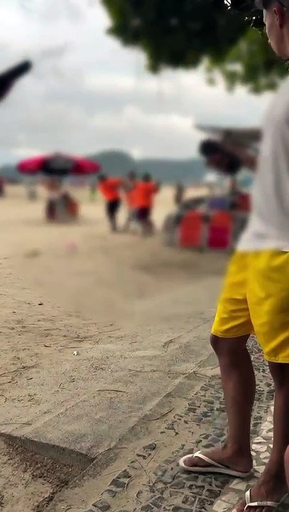 Vídeo mostra turista argentino apanhando de ambulantes em Balneário Camboriú e viraliza