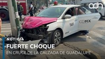 Choque entre taxi y auto particular colapsa cruce en Calzada de Guadalupe