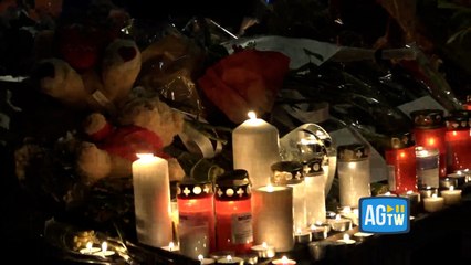 L'omaggio dei giovani alla fiaccolata serale a Crans-Montana: fiori e candele per le vittime