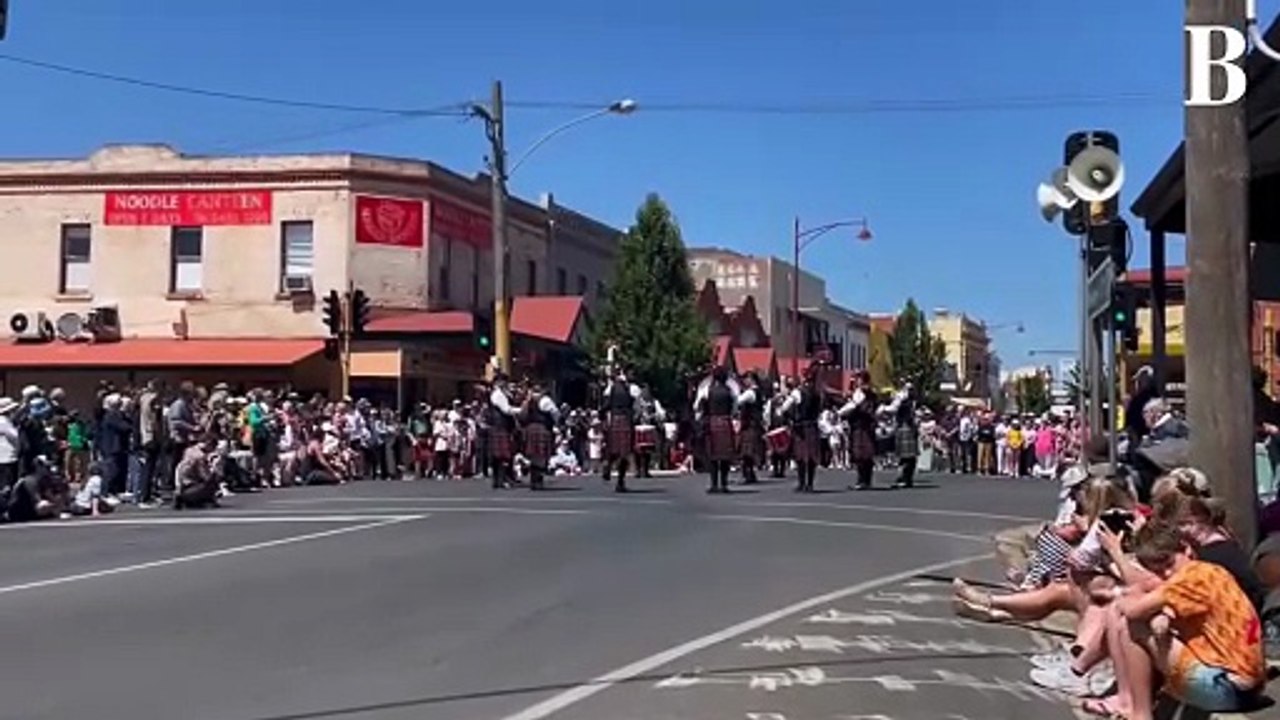 Crowds crowd the streets to listen to pipe bands